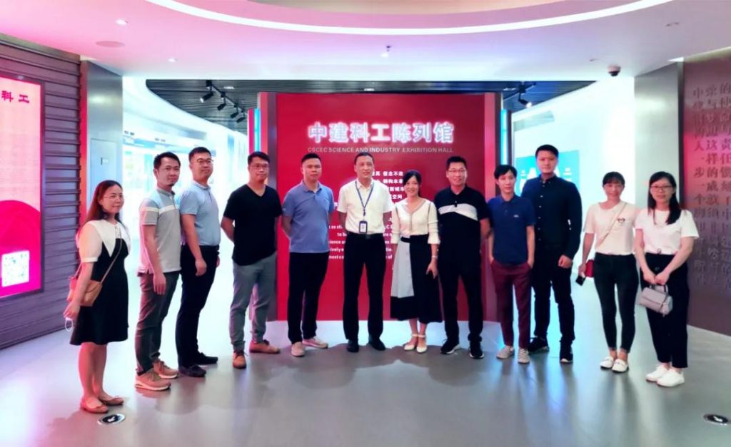 巖星專(zhuān)題 | 廣東工業(yè)設(shè)計(jì)城領(lǐng)導(dǎo)蒞臨深圳參觀深圳優(yōu)秀企業(yè)博物館插圖 廣東工業(yè)設(shè)計(jì)城領(lǐng)導(dǎo)、深圳中國(guó)鋼結(jié)構(gòu)博物館館長(zhǎng)、巖星領(lǐng)導(dǎo)合照